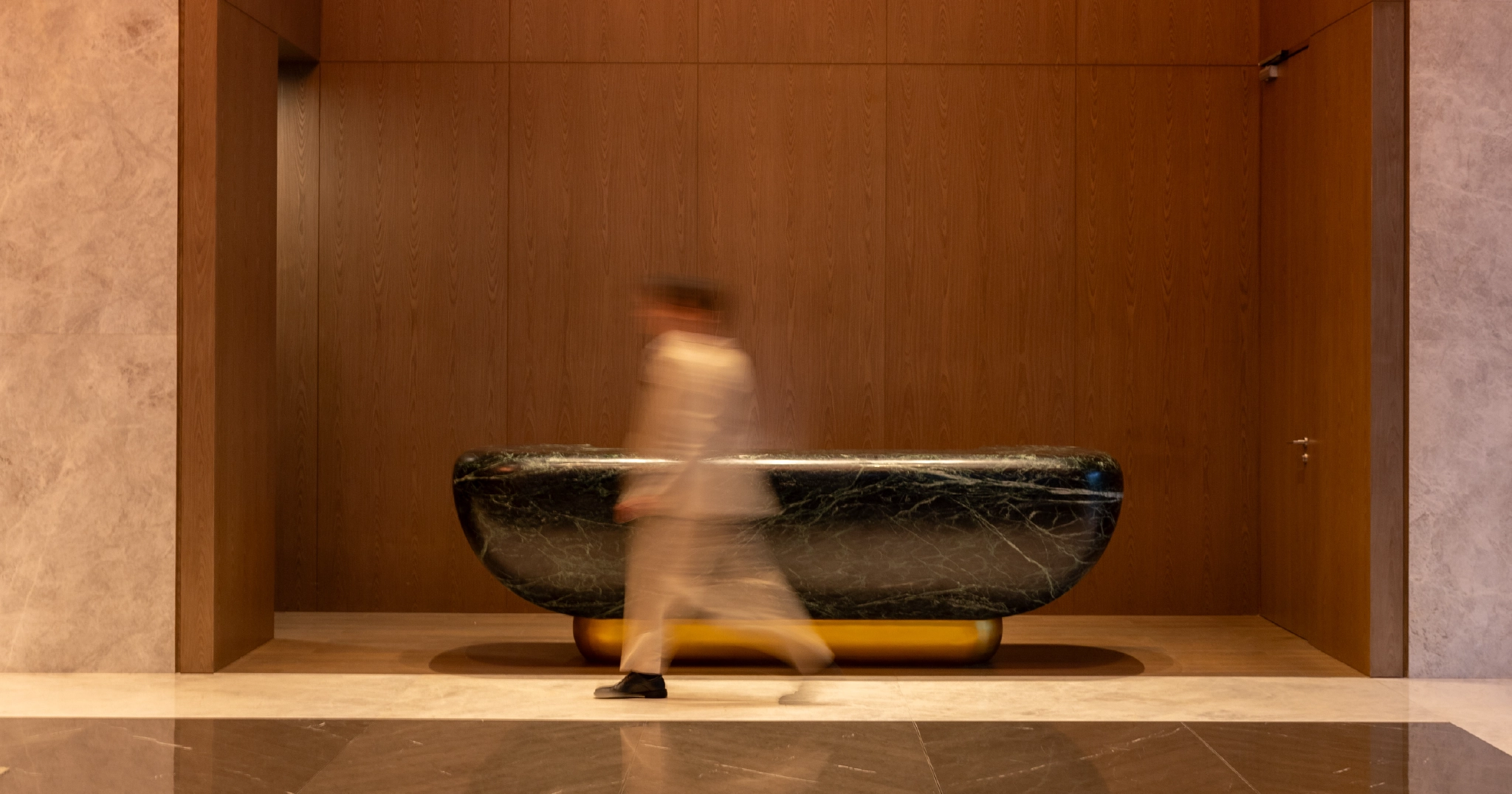 ผู้ชายเดินผ่านส่วนกลางของคอนโด