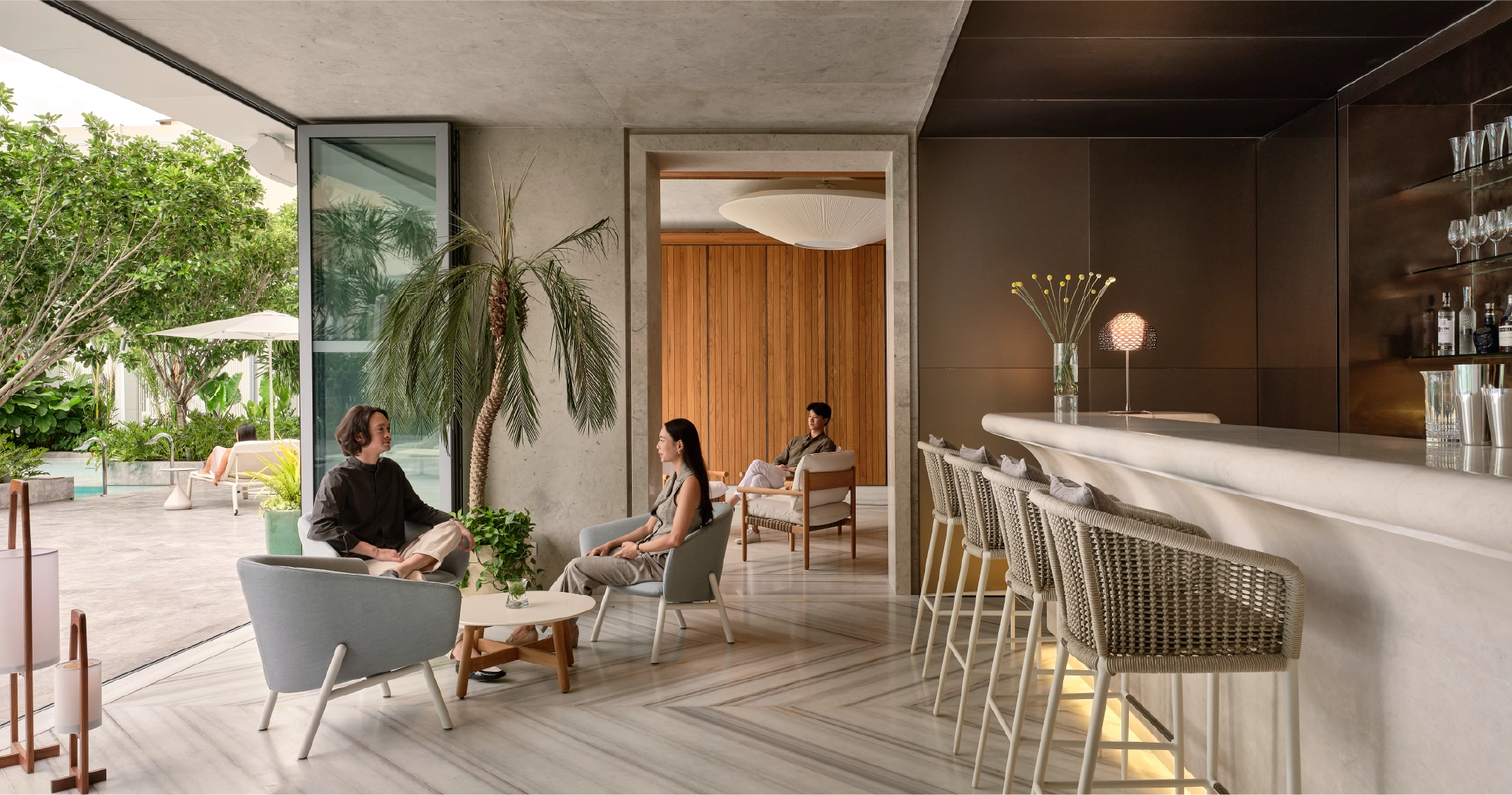 คนนั่งคุยกันในพื้นที่ส่วนกลางของ SCOPE คอนโดติดรถไฟฟ้า