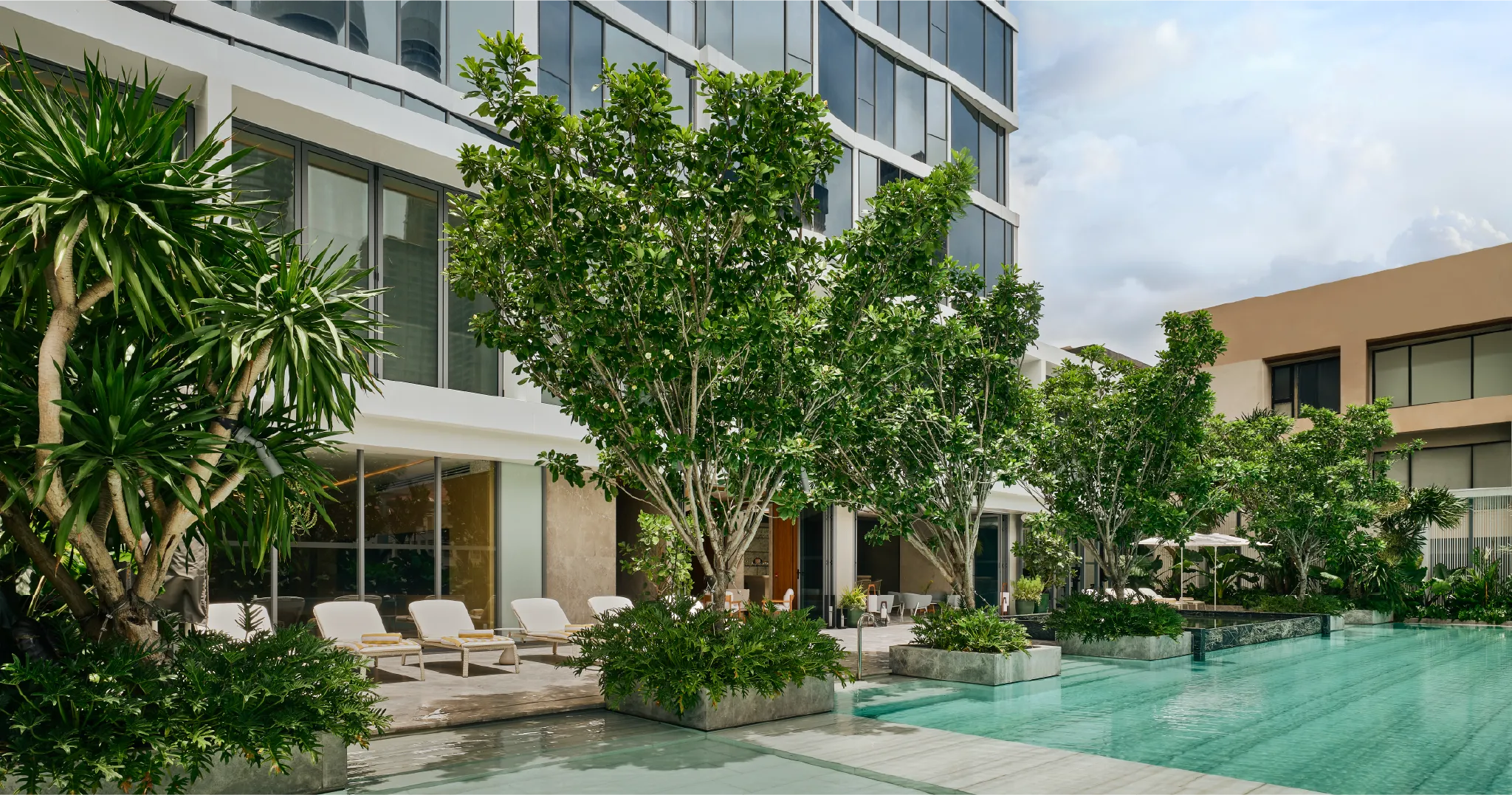 สระว่ายน้ำของคอนโดหรูใจกลางเมือง สโคปหลังสวน