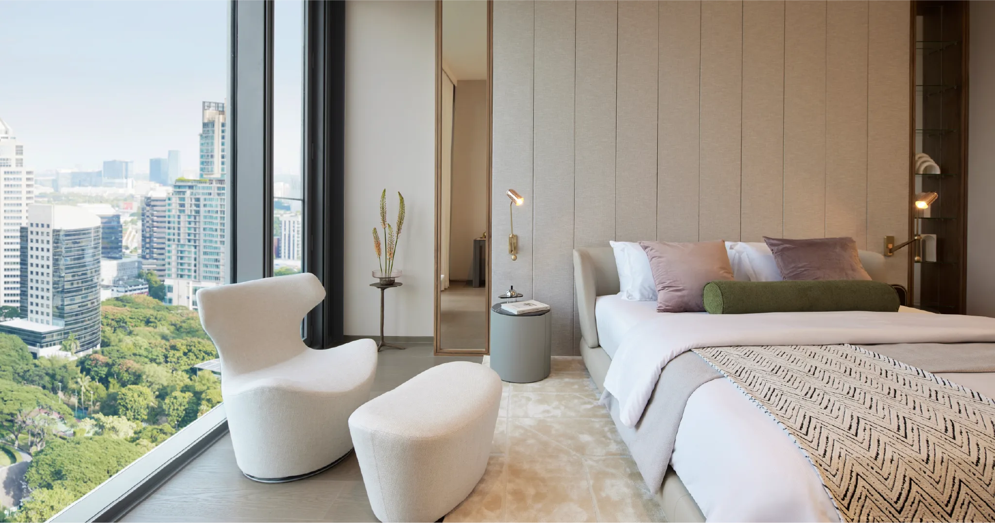 คอนโดกรุงเทพ 2 ห้องนอน ของ SCOPE LANGSUAN ที่มีวิวเมืองสวยงาม มองเห็นตึกสูงและท้องฟ้าสดใสจากหน้าต่าง