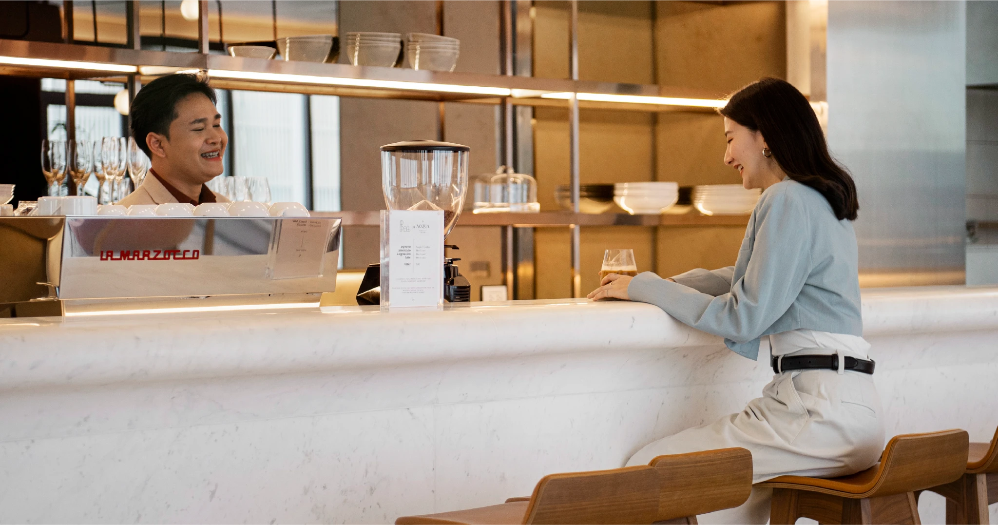 ลูกบ้านคอนโดคุยกับพนักงานทำกาแฟในพื้นที่ส่วนกลาง