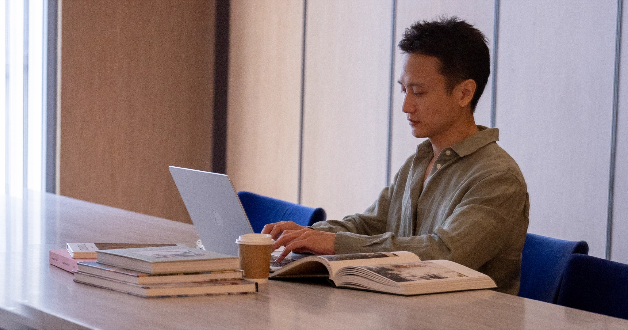 ผู้ชายกำลังใช้โน๊ตบุ๊กในการวางแผนอัตราผ่อนคอนโด