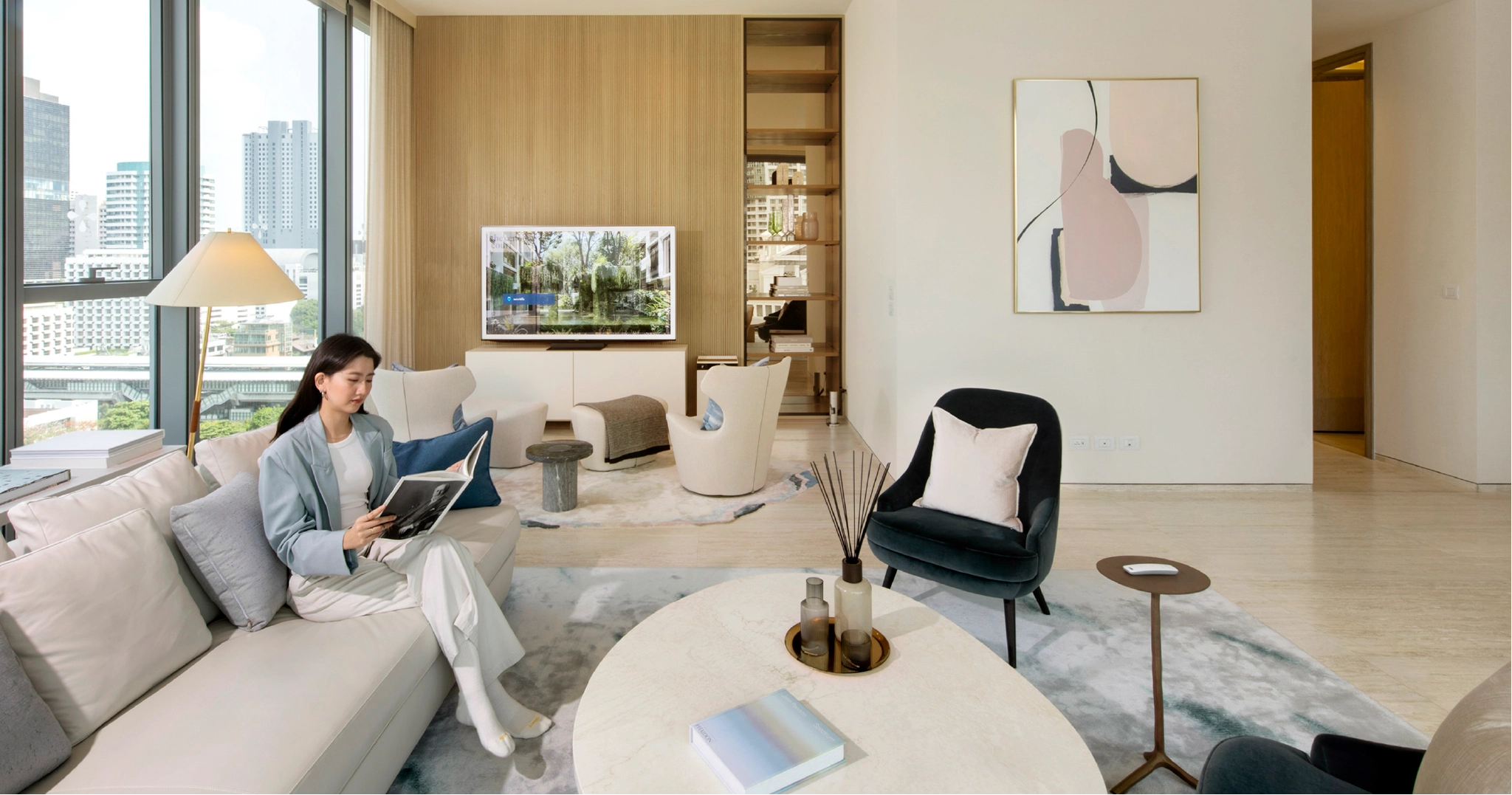 ผู้หญิงนั่งอ่านหนังสือการลงทุนคอนโด