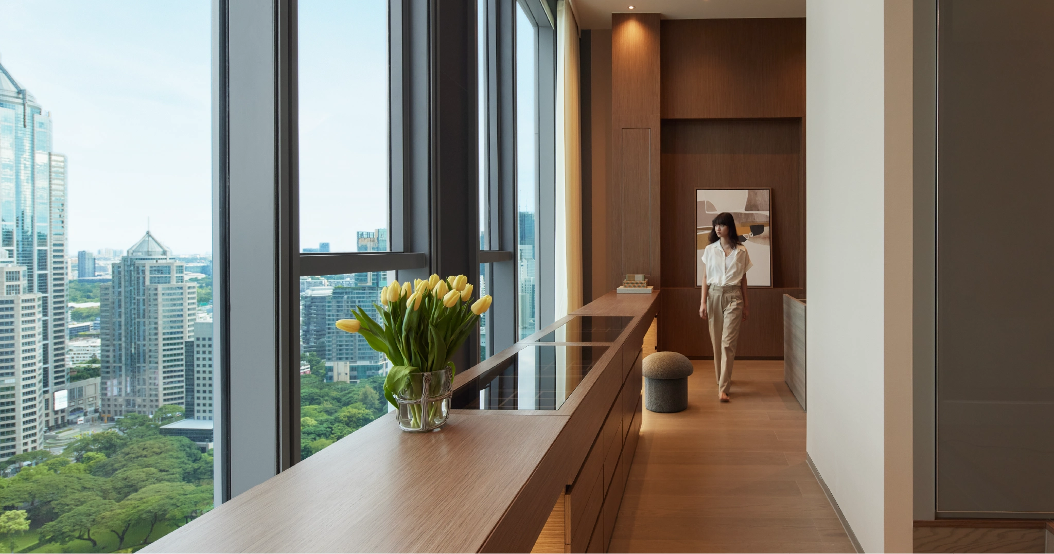 ผู้หญิงเดินอยู่ในคอนโดทำเลดีกลางกรุงเทพ