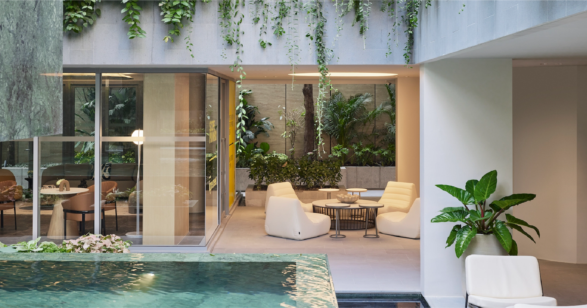 พื้นที่ส่วนกลางของ SCOPE PROMSRI คอนโดในกรุงเทพที่ตกแต่งด้วยเฟอร์นิเจอร์ Ligne Roset