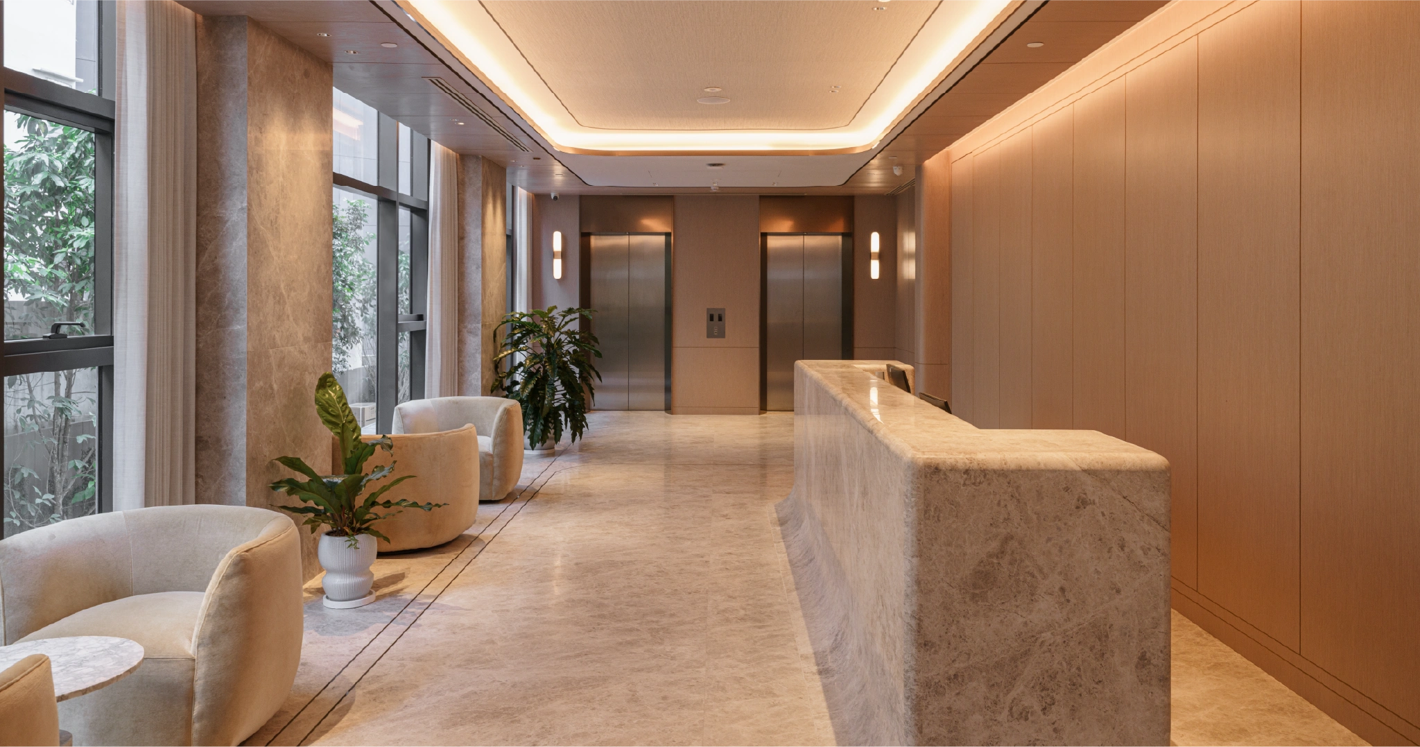 ภายในล็อบบี้ของคอนโดในเมืองที่มีหน้าต่างขนาดใหญ่ ตกแต่งภายในด้วยหินธรรมชาติ