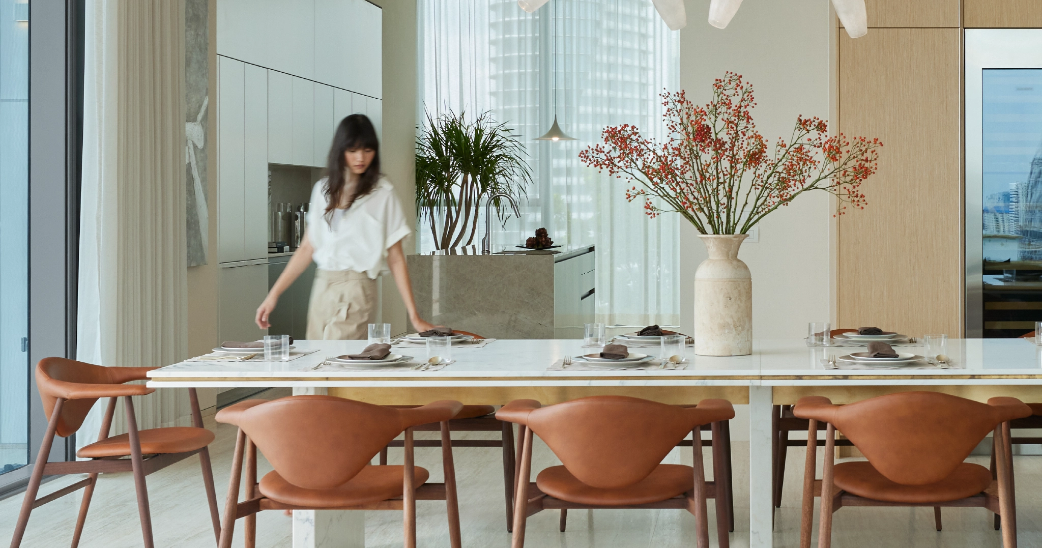 ผู้หญิงเดินในคอนโดขณะคำนวณสินเชื่อคอนโด