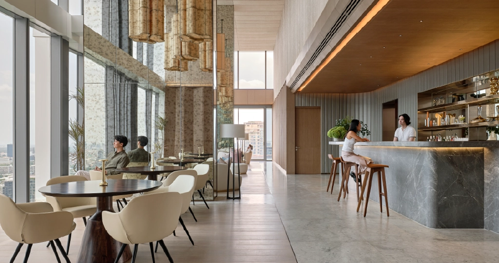 บาร์และเก้าอี้นั่งสำหรับการพักผ่อนในพื้นที่ส่วนกลางในคอนโดสร้างใหม่ - SCOPE Collection