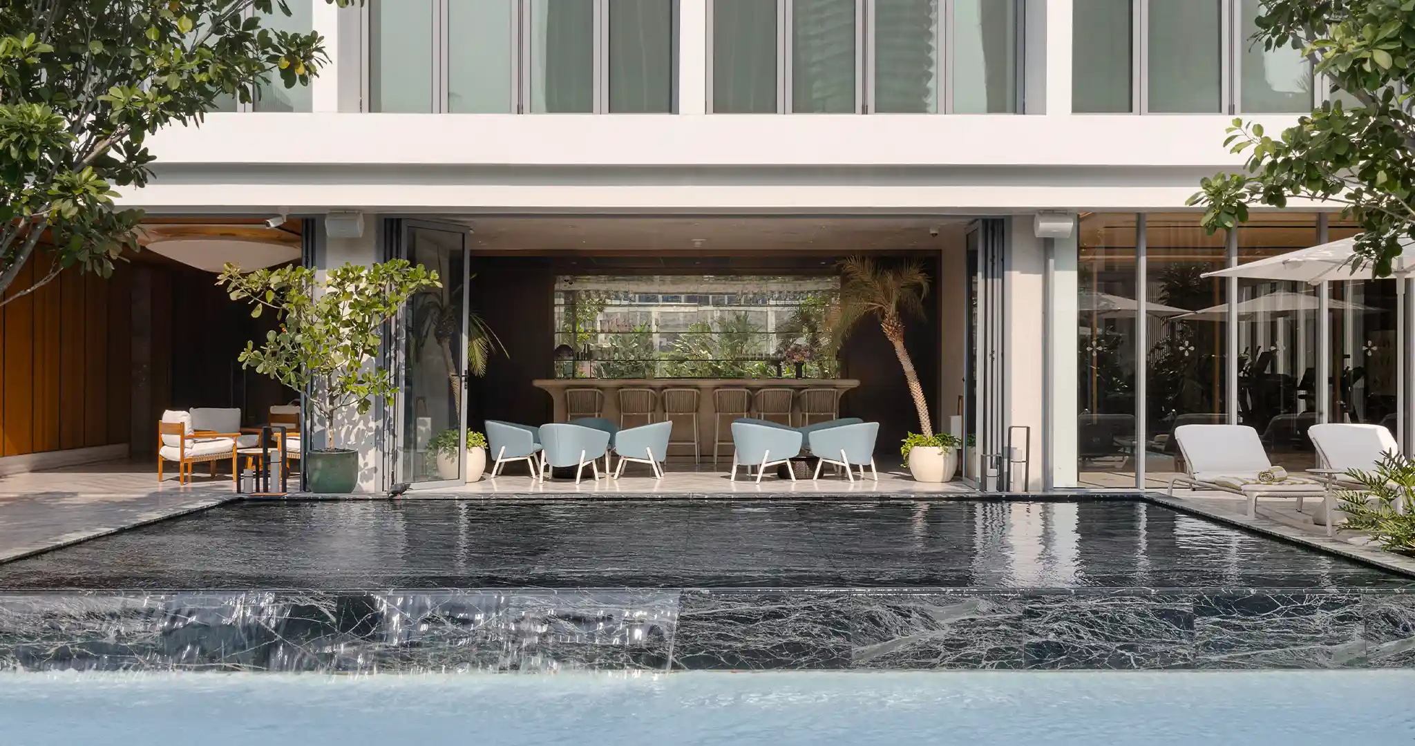 เลาจ์ส่วนกลางริมสระว่ายน้ำของคอนโดกรุงเทพมหาคร SCOPE Langsuan