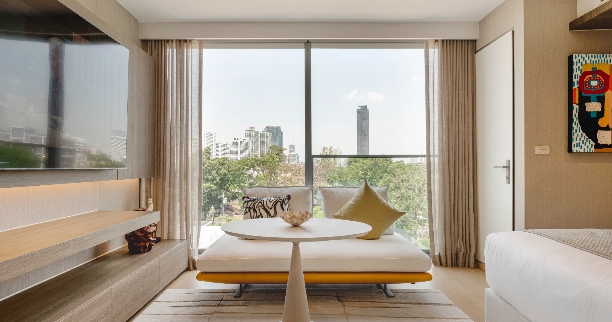 คอนโด 1 ห้องนอน ของ SCOPE Promsri ที่ตกแต่งด้วยเฟอร์นิเจอร์จาก Ligne Roset