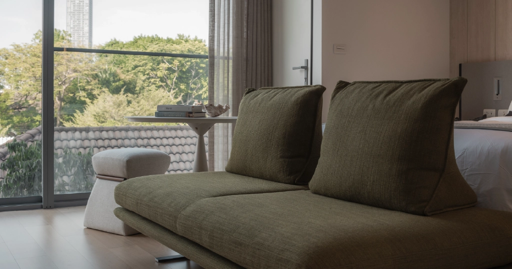 โซฟารุ่น ‘Prado’ จากแบรนด์ Ligne Roset ใน Low Rise คอนโด SCOPE PROMSRI