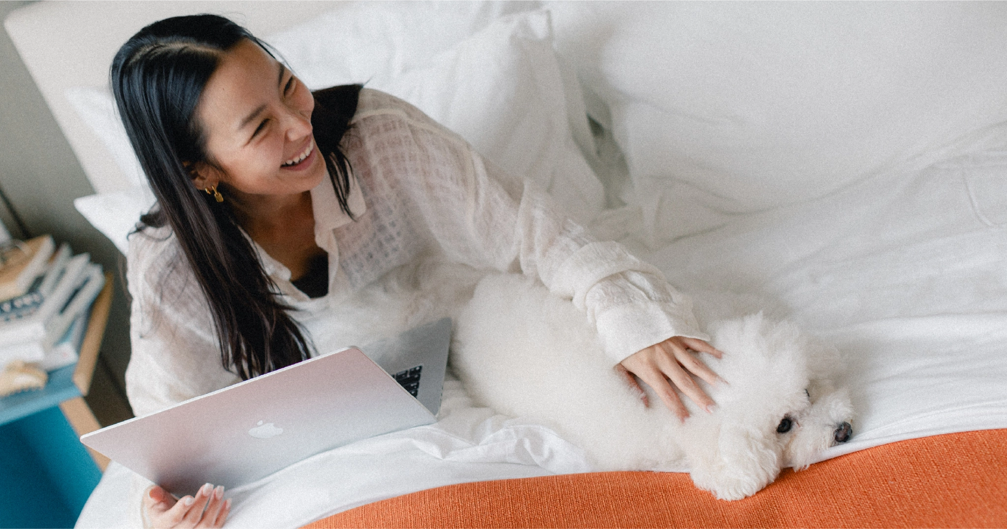 สุนัขและเจ้าของสุนัขกำลังนั่งเล่นอยู่ในห้องนอนของโครงการคอนโด SCOPE Promsri